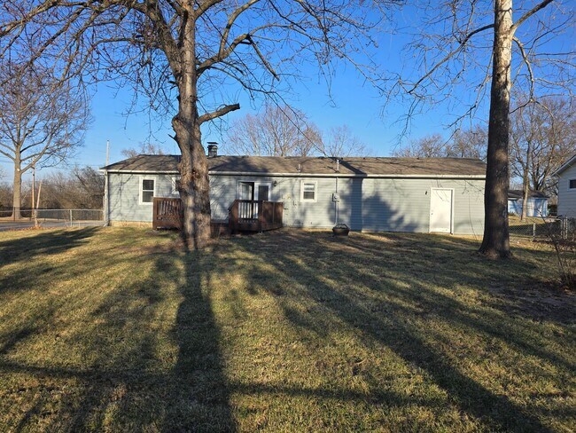 Building Photo - 3 Bedroom Ranch with large fenced in backyard