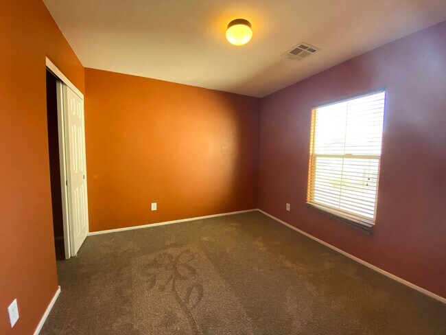 Building Photo - COZY 3 BEDROOM / 2.5 BATH HOME