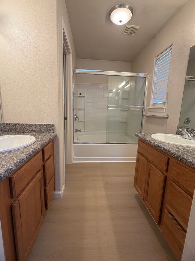 Building Photo - 3bd/2.5ba townhome in Shasta View Gardens