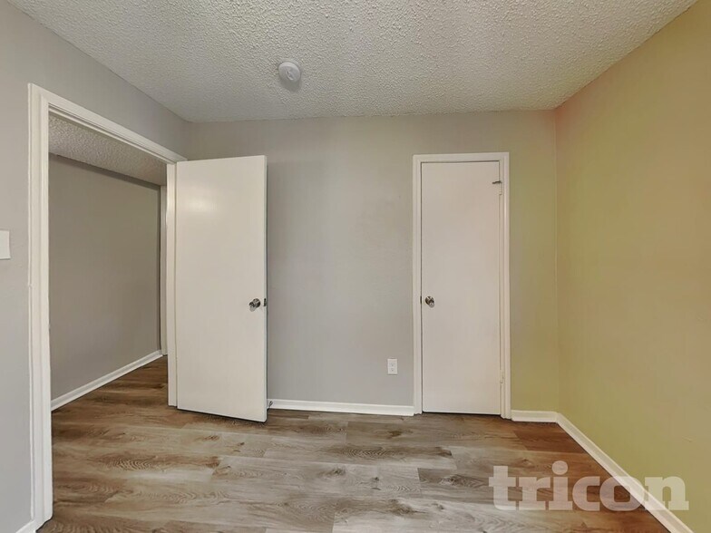 Building Photo - 1210 Green Hill Dr