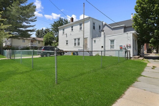 Building Photo - 709 Mulberry St
