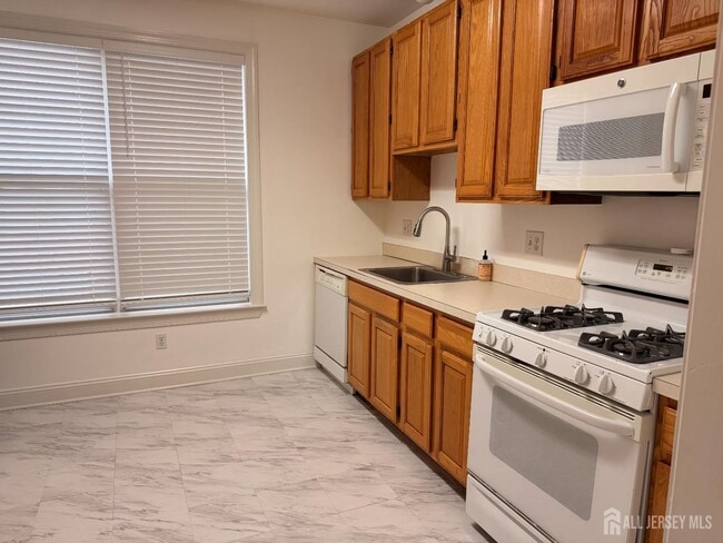 Building Photo - 616 Middlesex Ave