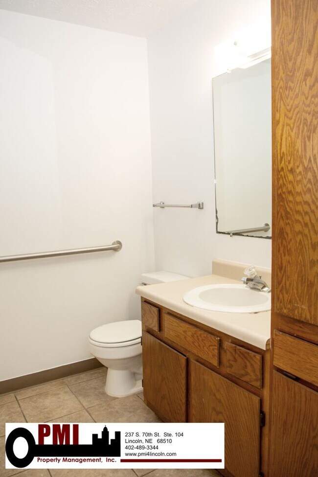 Building Photo - 2 Bedroom and 1 Bathroom Duplex Available ...