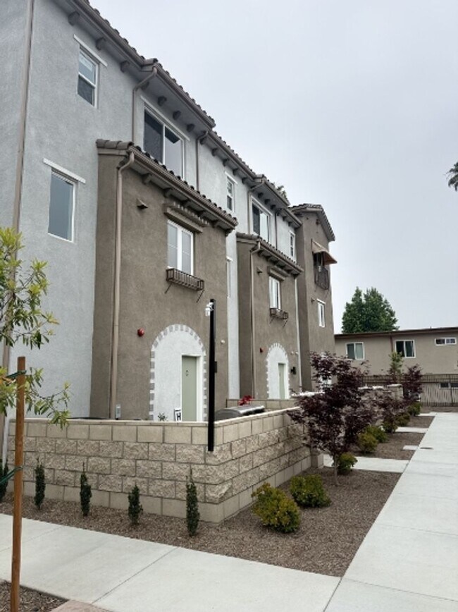 Building Photo - Azusa-Arrow