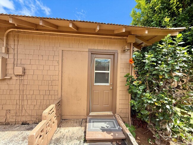 Building Photo - 3 Bedroom / 2 Bathroom Home with large yar...