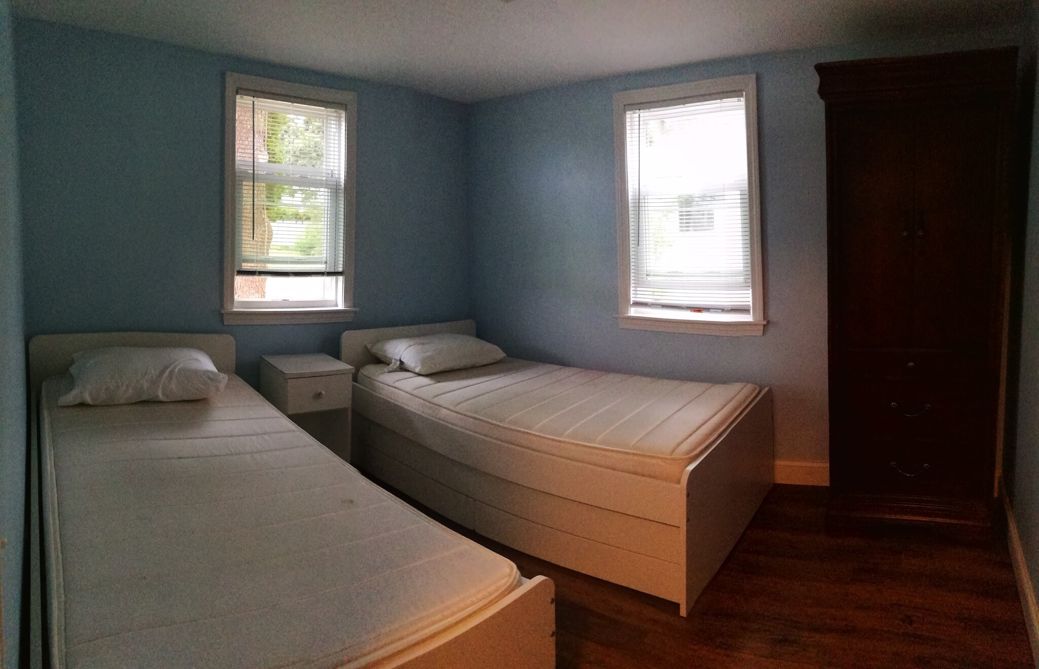Twin Bedroom - 99 New York St