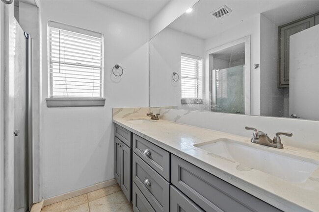 Building Photo - 13834 Oakwood Ln