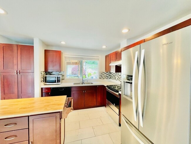 Building Photo - Beautifully Renovated 5 Bedroom House with Large Yard!