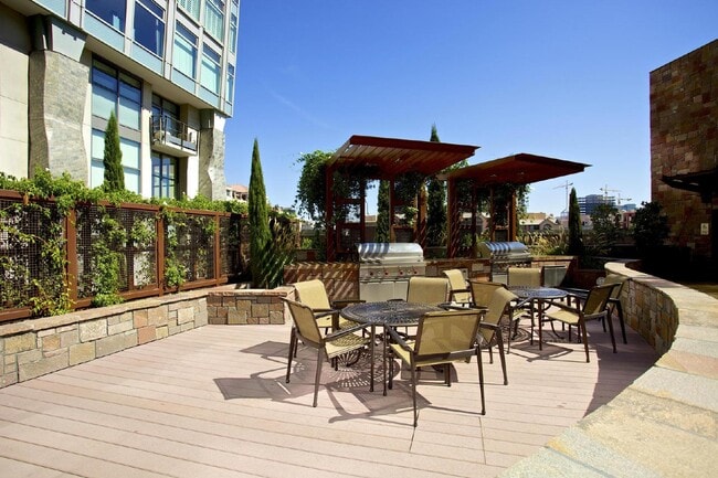 Building Photo - Luxurious 17th-Floor Renaissance Condo with Stunning City Views