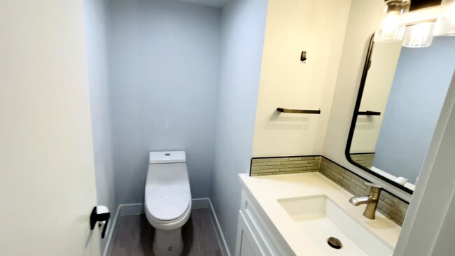 Building Photo - Sun-Drenched Tri-Level Townhome Just Minutes from UCSD & Westfield UTC!