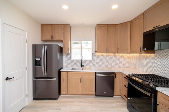 Building Photo - Beautifully New Built 2 Bed/1 Bath Home In...