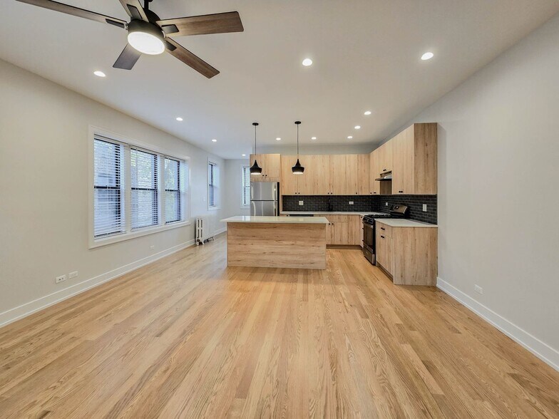 Building Photo - 4949 N Oakley Ave