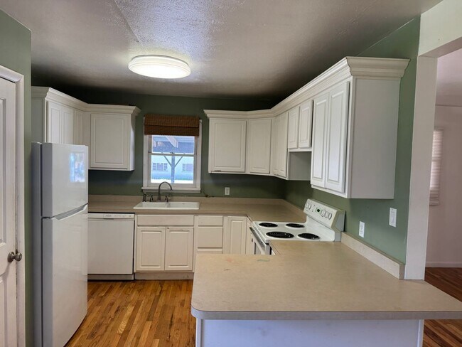 Building Photo - 3Bed 1Bath Ground Floor Unit Near Campus!!!!!