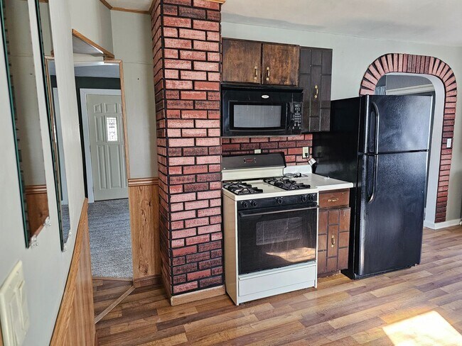 Building Photo - Triplex Main