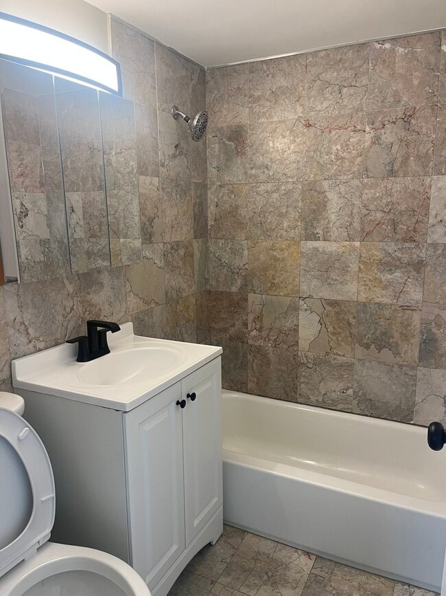 Building Photo - 10805 S Lloyd Dr