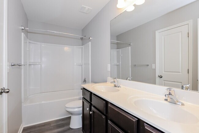 Building Photo - 1939 Eastway Dr