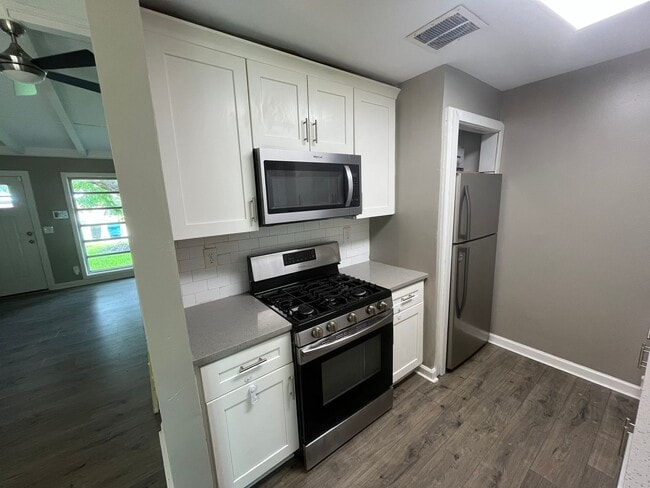 Building Photo - 2503 Broadmoor Dr