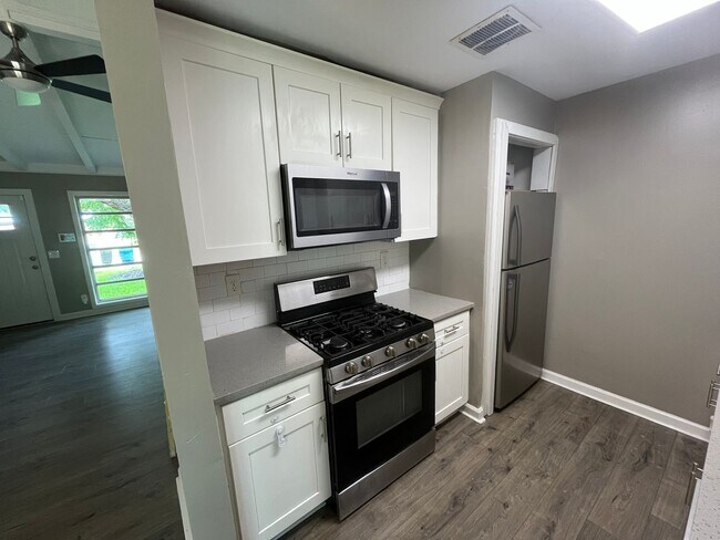 Building Photo - New On the Market! 5 Mins From Base