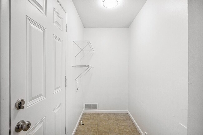 Building Photo - Beautiful 2BR/1BA Duplex in Independence!