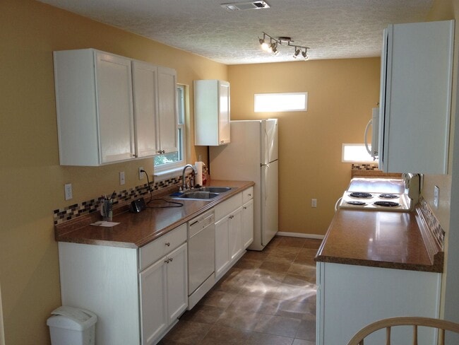 Building Photo - 1306 Elberta Dr