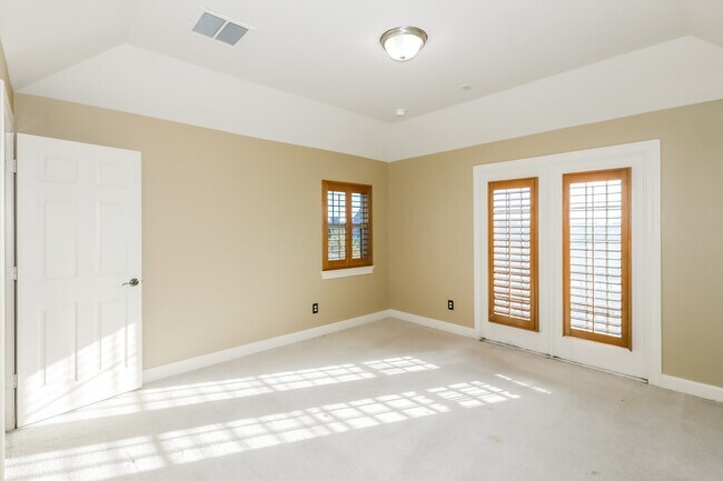 Building Photo - 3909 Pebble Brook Dr