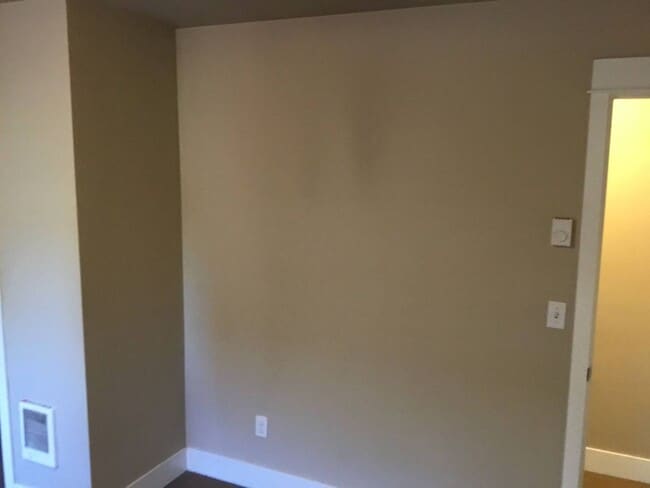 Building Photo - 5 Bedroom Duplex in University Area