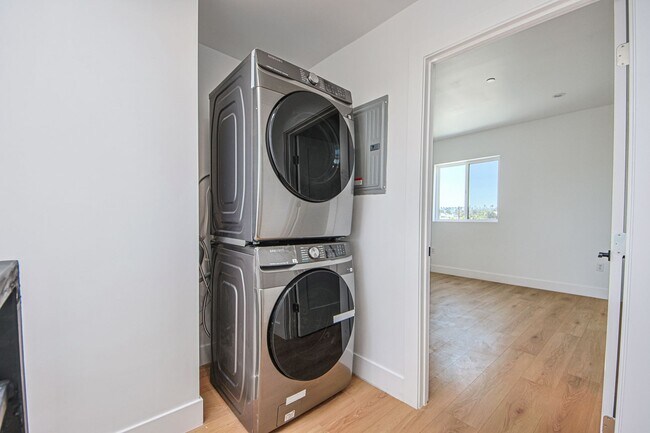 Building Photo - 2851 S Victoria Ave