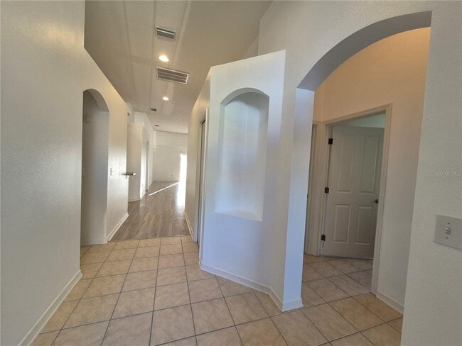 Building Photo - 6833 Runner Oak Dr