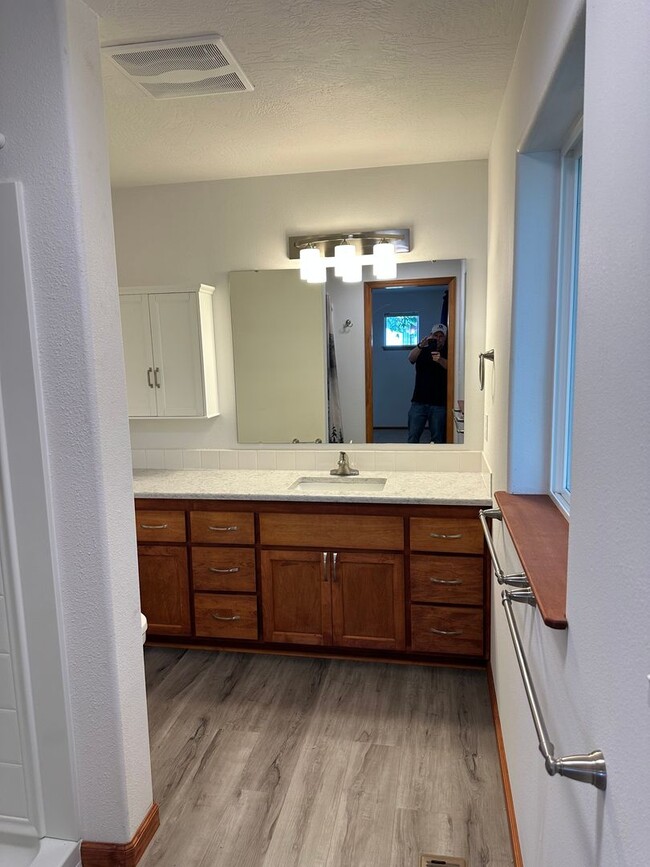 Building Photo - Beautifully updated 3 bedroom 2 bath house...