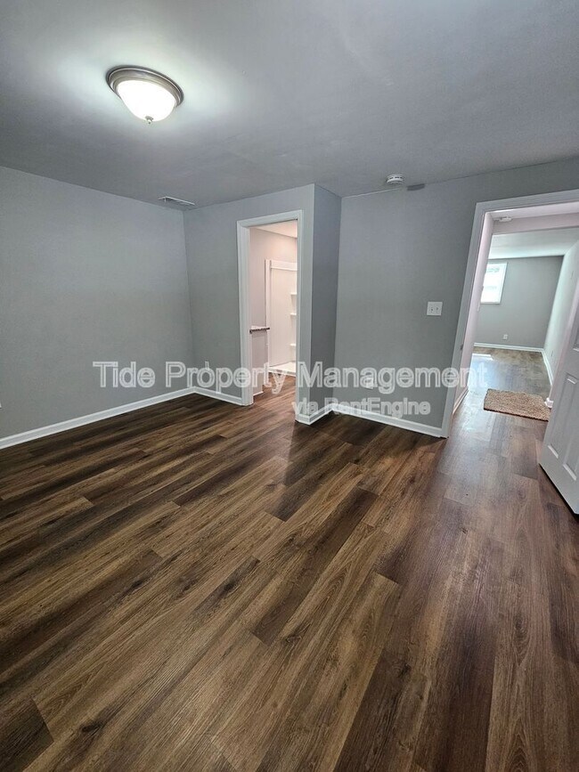 Building Photo - 5821 Robinhood Dr