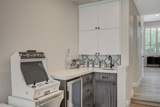 Building Photo - 4 Bedroom Contemporary Furnished-Renovated...