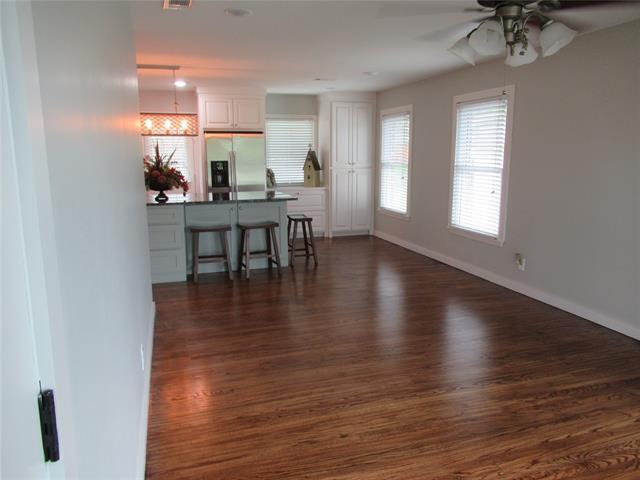 Building Photo - 106 S Clark St