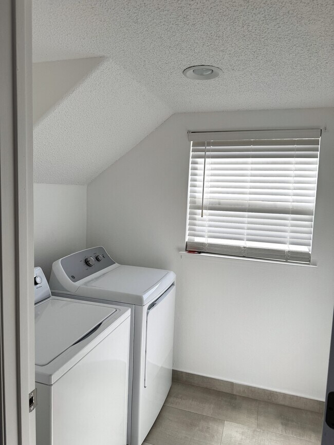 Building Photo - 1851 Wedgewood Way