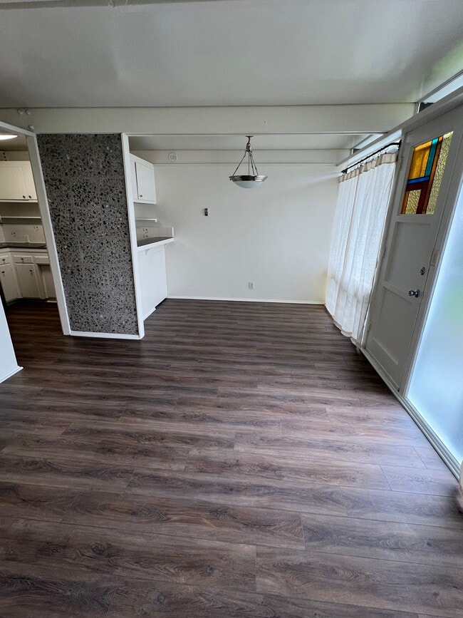 Dining area / Pass thru to Kitchen - 1944 Maple Ave