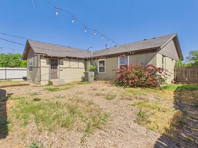 Building Photo - 5125 SW 16th Ave
