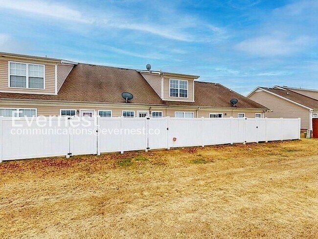 Building Photo - 3-Bed/3-Bath Townhome/Available Soon!