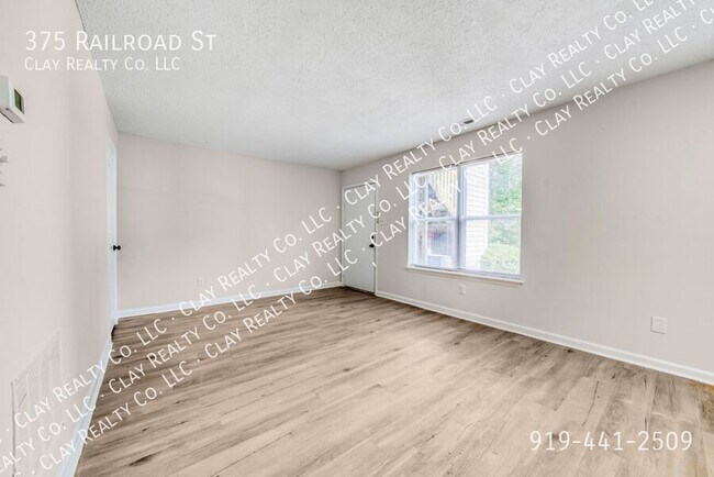 Building Photo - 375 Railroad St