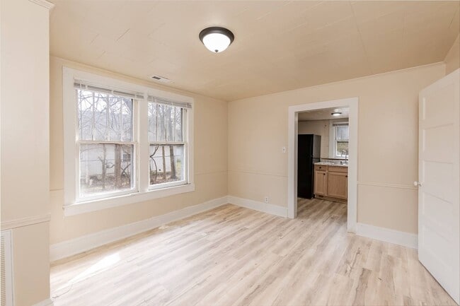 Building Photo - Two Bedroom Home!