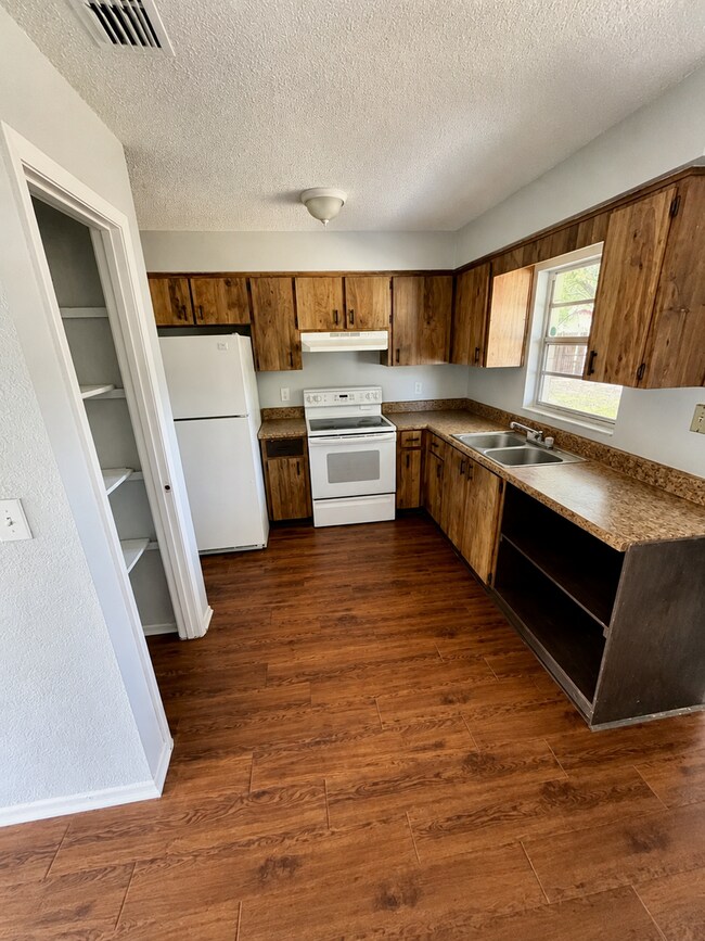 Building Photo - 27177 Simona Ave