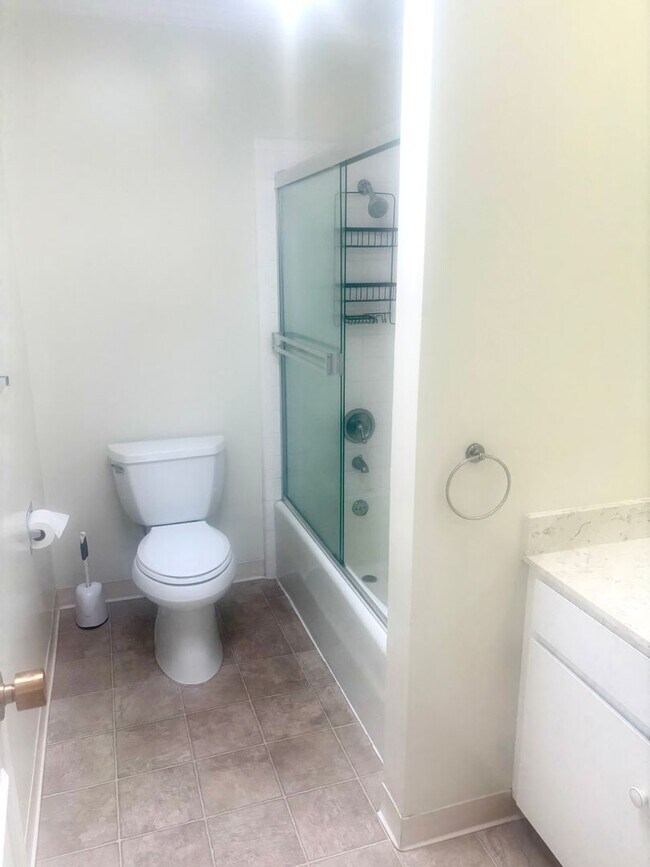 Building Photo - 444 Richmond Dr