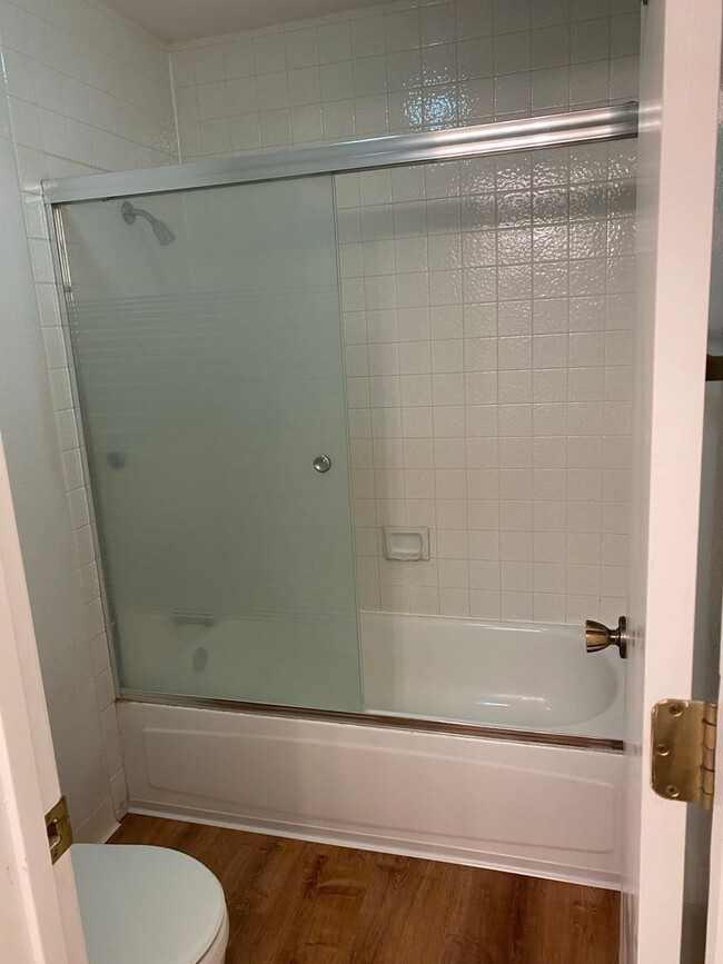 Building Photo - Spacious 4 Bed Home with 3 Car Garage off of Vista!!!!!