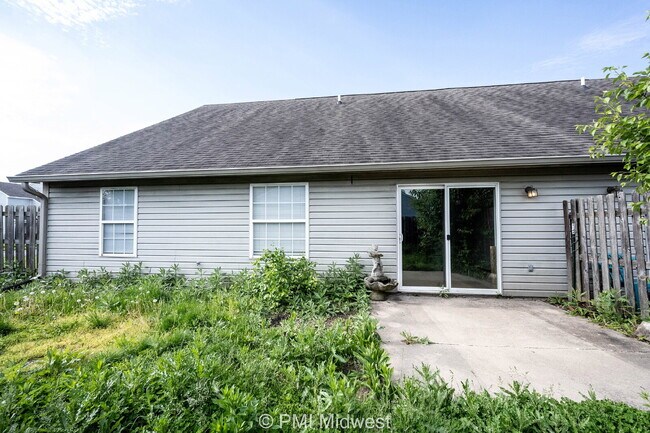 Building Photo - New place, new vibe, same small-town charm
