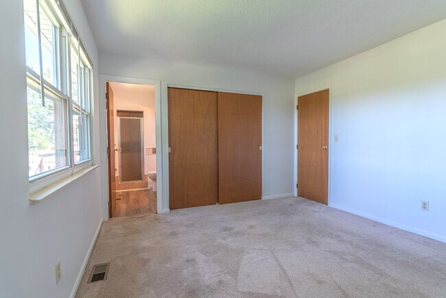 Building Photo - 1047 Alpine Ct