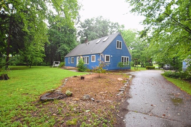 Building Photo - 4 bedroom 2.5 bath South Bend home on larg...