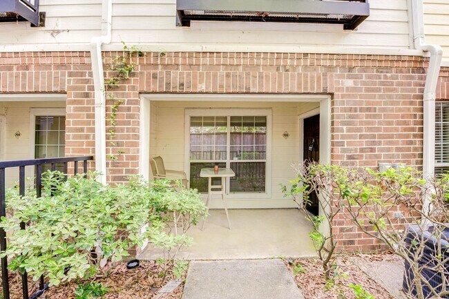 Building Photo - Home in a gated community with no back nei...