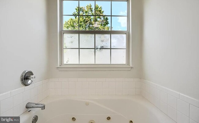 Building Photo - 4 Maya Way