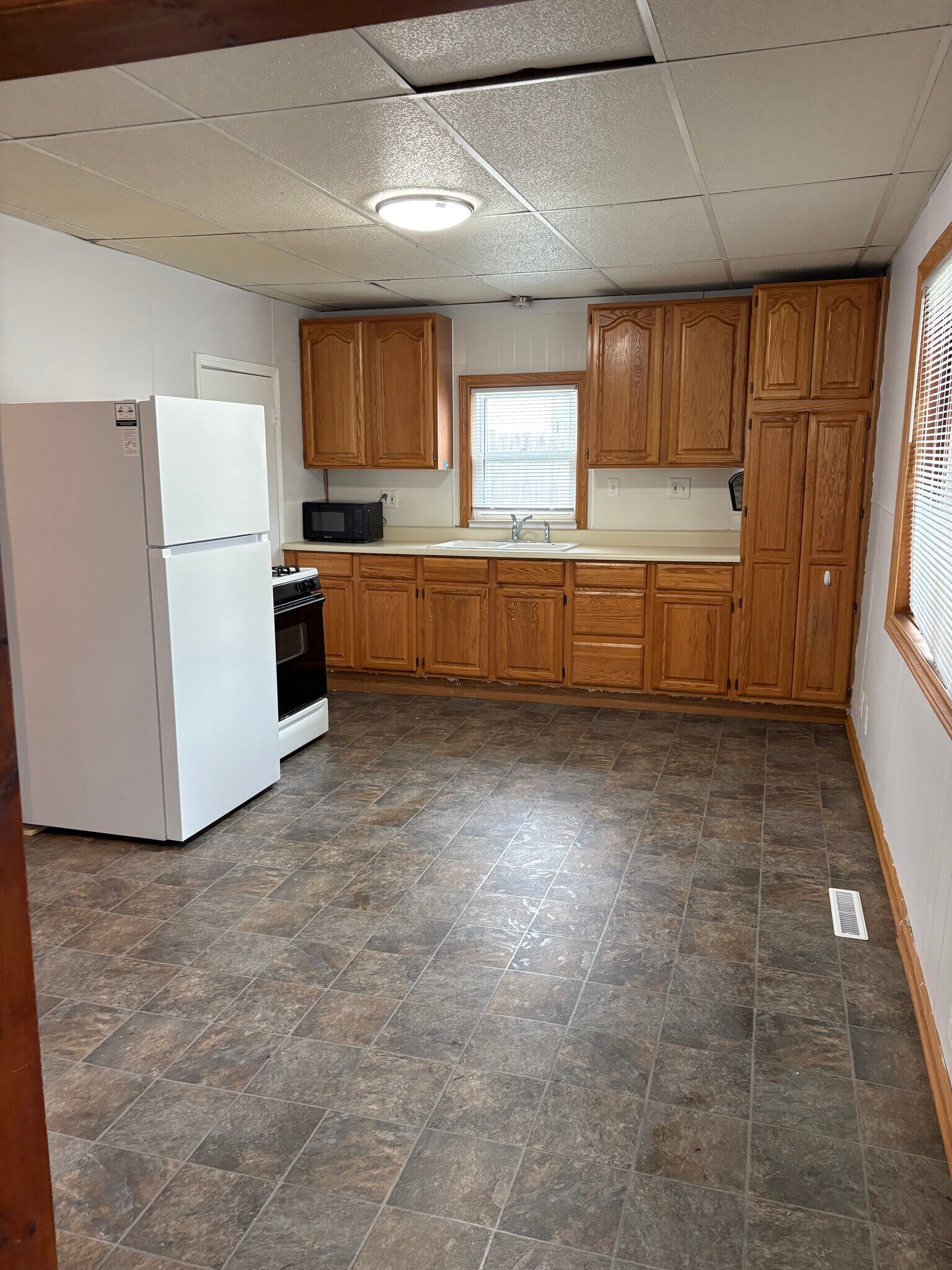 Building Photo - 901 N Walnut St