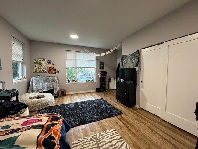 Building Photo - 6 Bed 5 Bath House Newer Updated Near Happy Valley, Fairhaven, WWU