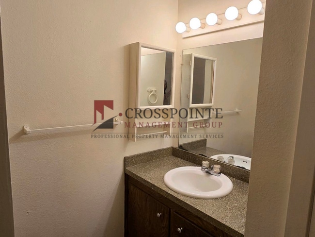 Building Photo - Schedule Your Tour Today! Newly Updated 2/1.5 Townhome in Longview