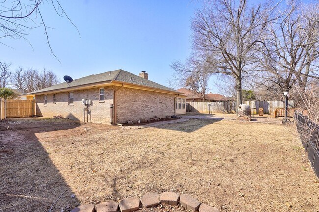 Building Photo - 4 bed 3 bath home!